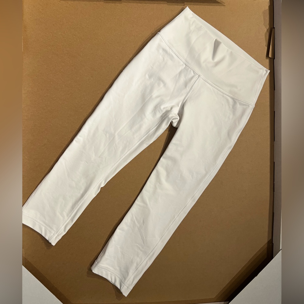 White lulu lemon crop leggings “like new” style… waist 24, hips 32, length 29.5